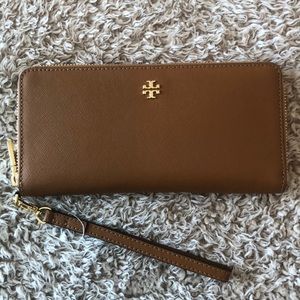 Tory Burch Emerson Zip Passport Continental Wallet